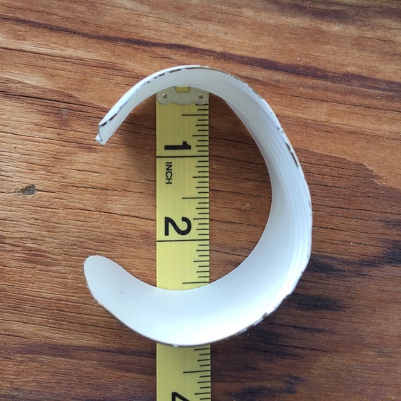 VTG white metal bracelet cuff - Picture 4 of 4